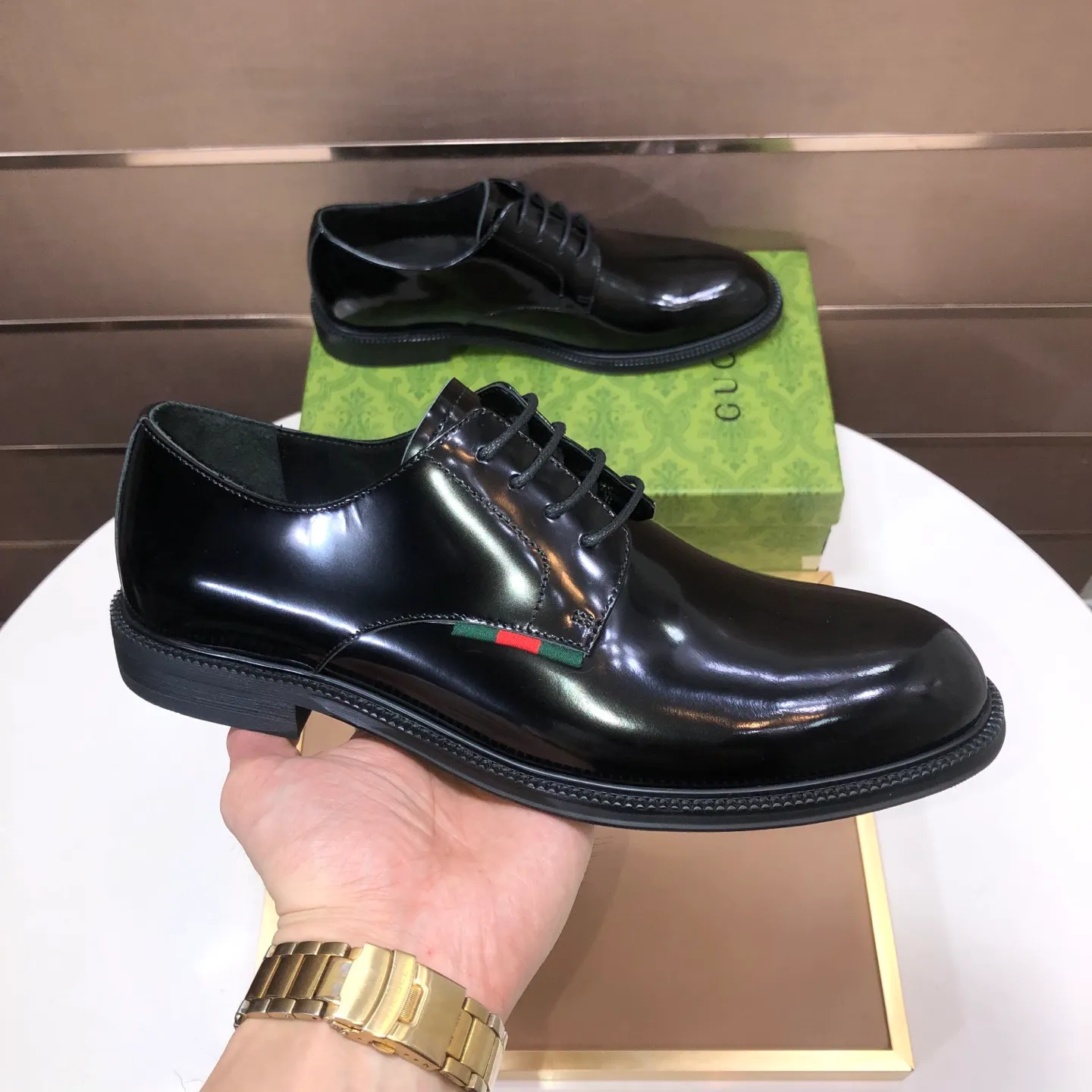Factory batch 500💰Italy’s top luxury men’s shoe giant (GUCCI) (Gucci) (full cowhide lining) new arrival🍃Original European style🔰 Pleasant to the eye😍In order to make the shoes more durable and non-deformable🌀The production continues to follow traditional methods but there is still no lack of innovation💪The original sheepskin is selected for the leather♻️Smooth, natural and extra bright⭐Made of imported cowhide The rich man’s first choice 38-45 (45 customized)